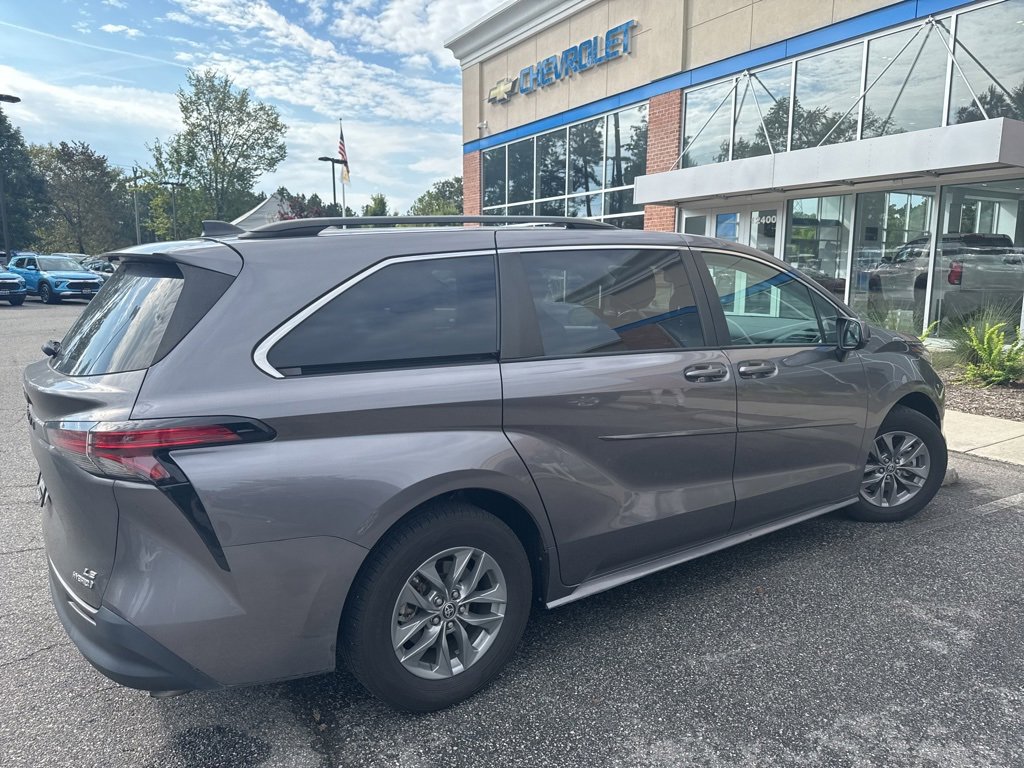 2022 Toyota Sienna LE photo 4