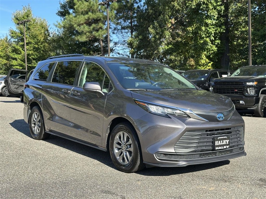 2022 Toyota Sienna LE photo 2