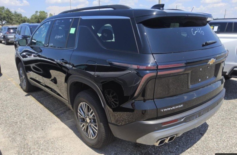 2025 Chevrolet Traverse photo 3