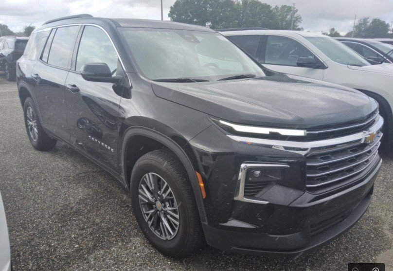 2025 Chevrolet Traverse photo 2