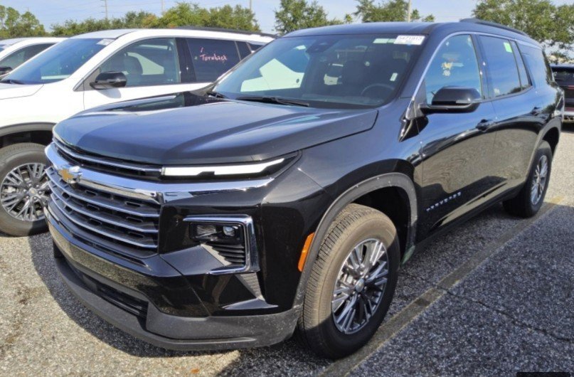 2025 Chevrolet Traverse photo 2
