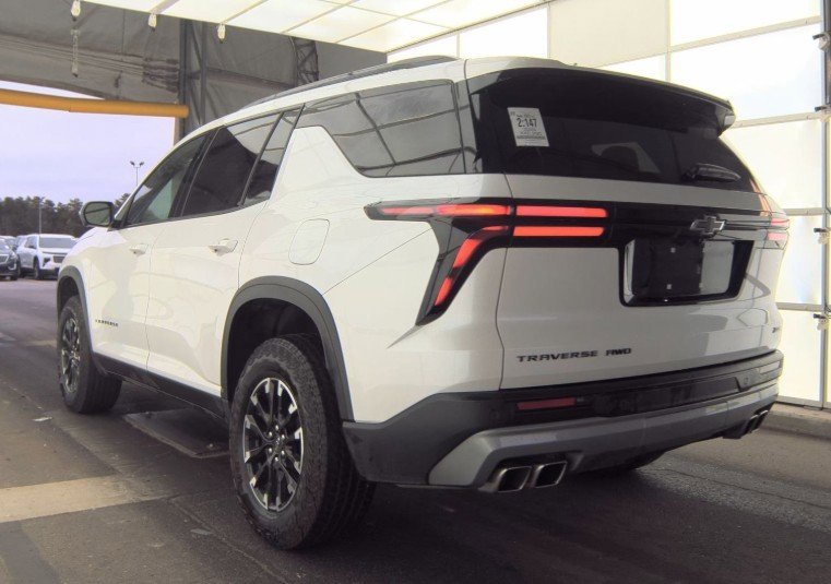 2025 Chevrolet Traverse Z71 photo 2