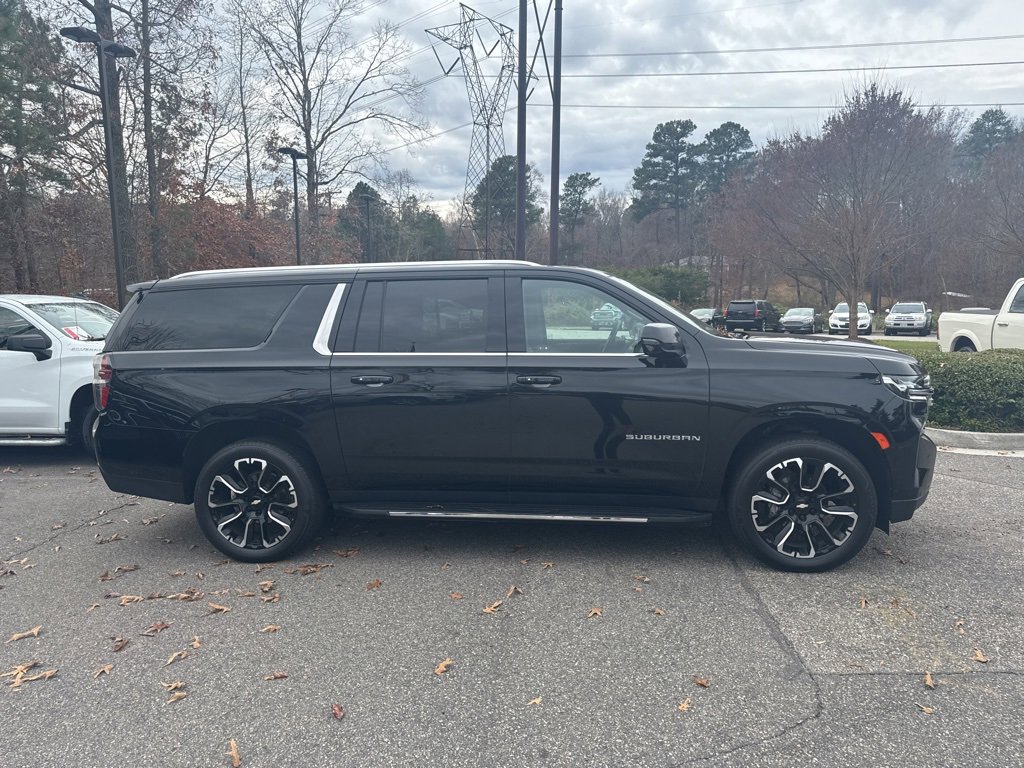 2022 Chevrolet Suburban LT photo 2