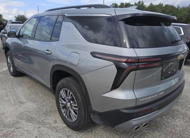 2025 Chevrolet Traverse photo 2