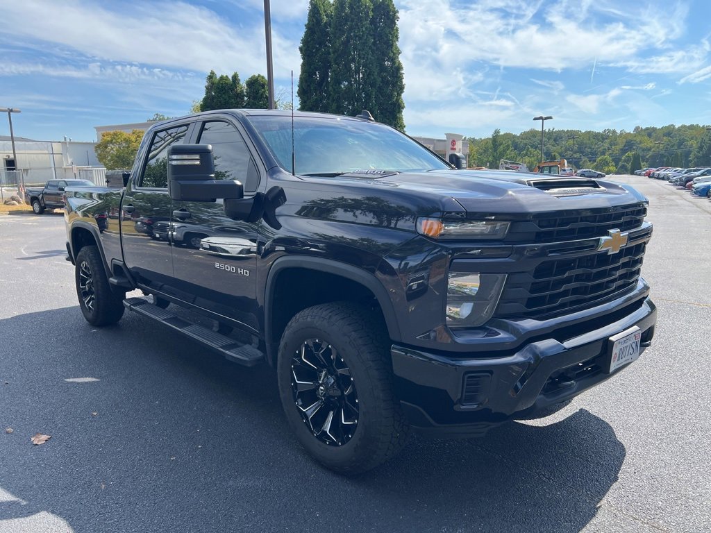 2024 Chevrolet Silverado 2500HD Custom photo 3