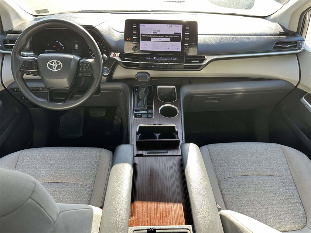 2022 Toyota Sienna LE photo 3