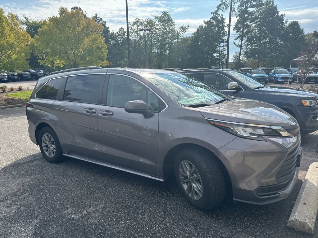 2022 Toyota Sienna LE photo 3