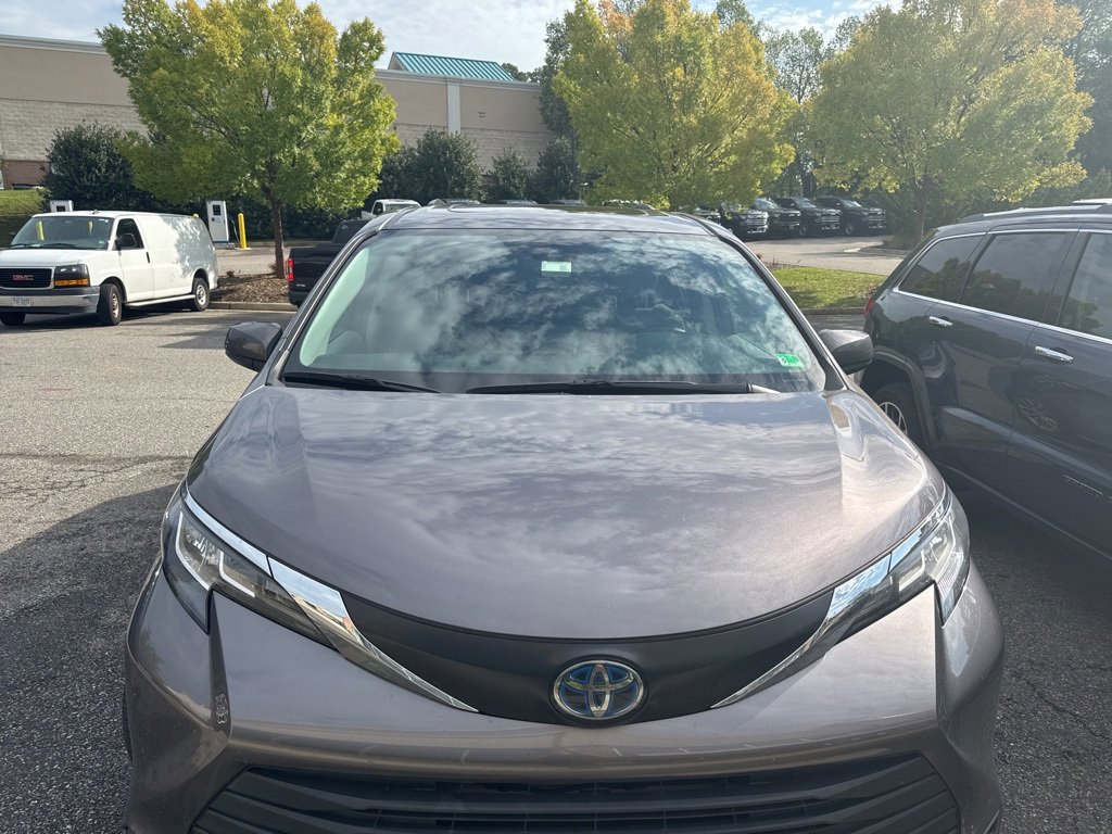 2022 Toyota Sienna LE photo 2