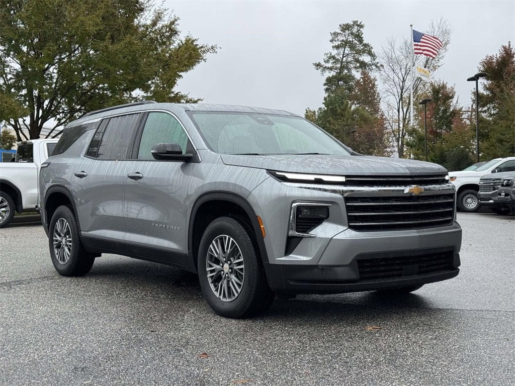 Used 2025 Chevrolet Traverse LT SUV