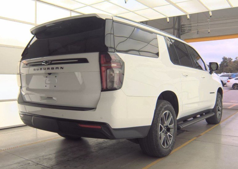 2023 Chevrolet Suburban Z71 photo 3