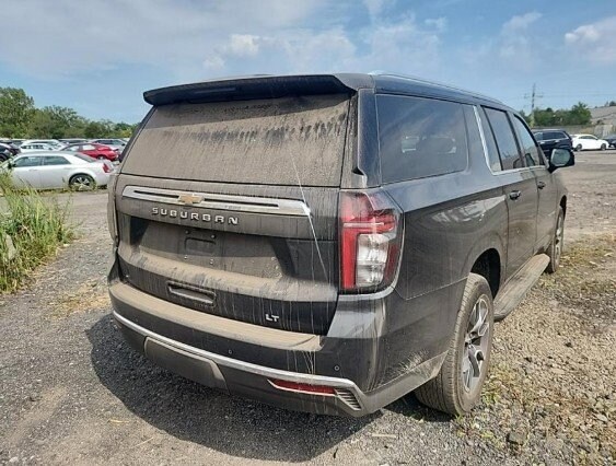 2022 Chevrolet Suburban LT photo 2