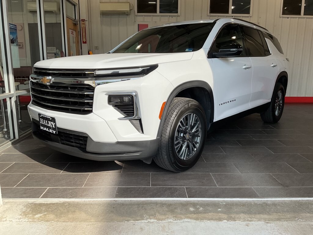 Used 2025 Chevrolet Traverse LT SUV