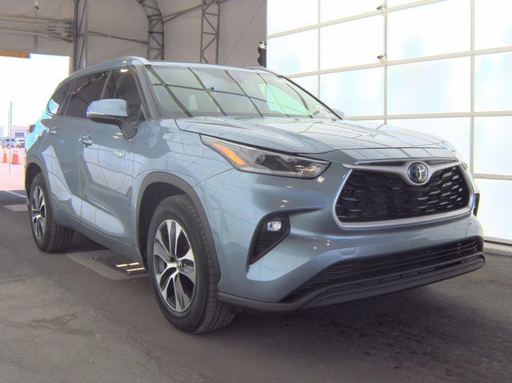 2021 Toyota Highlander XLE Hybrid photo 3