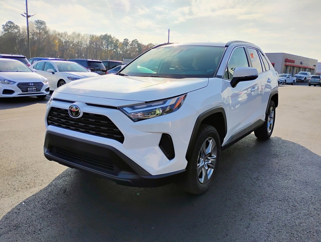 2025 Toyota RAV4 Hybrid XLE photo 3