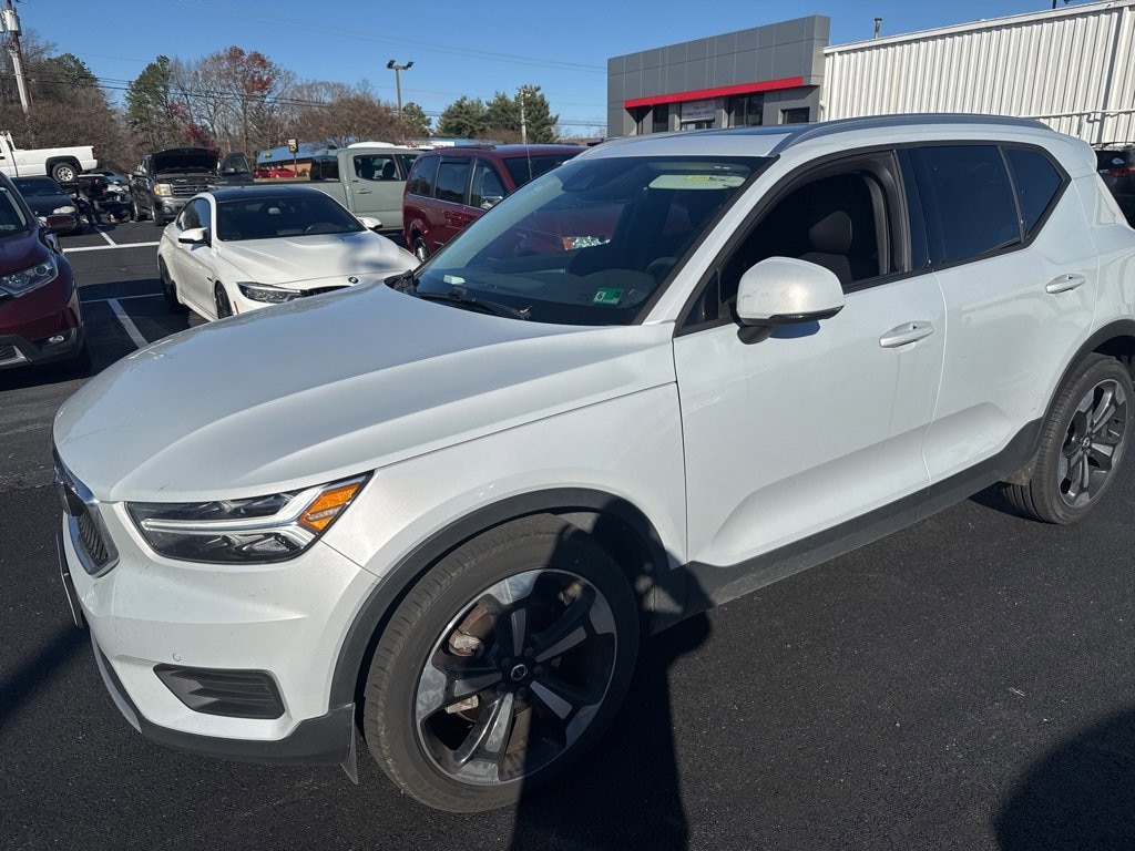 Used 2020 Volvo XC40 Momentum SUV