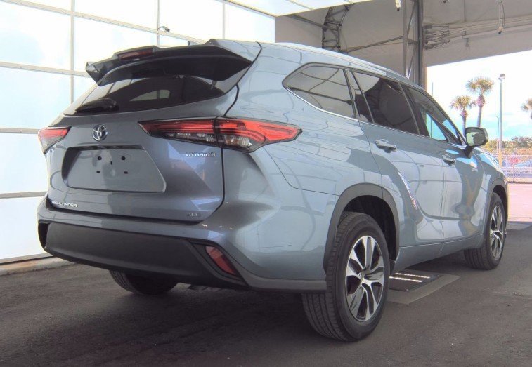 2021 Toyota Highlander XLE Hybrid photo 2