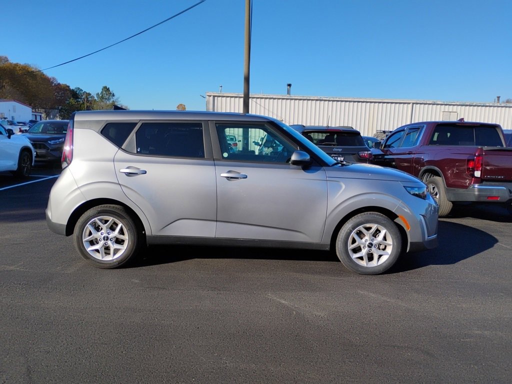 2024 Kia Soul LX photo 2
