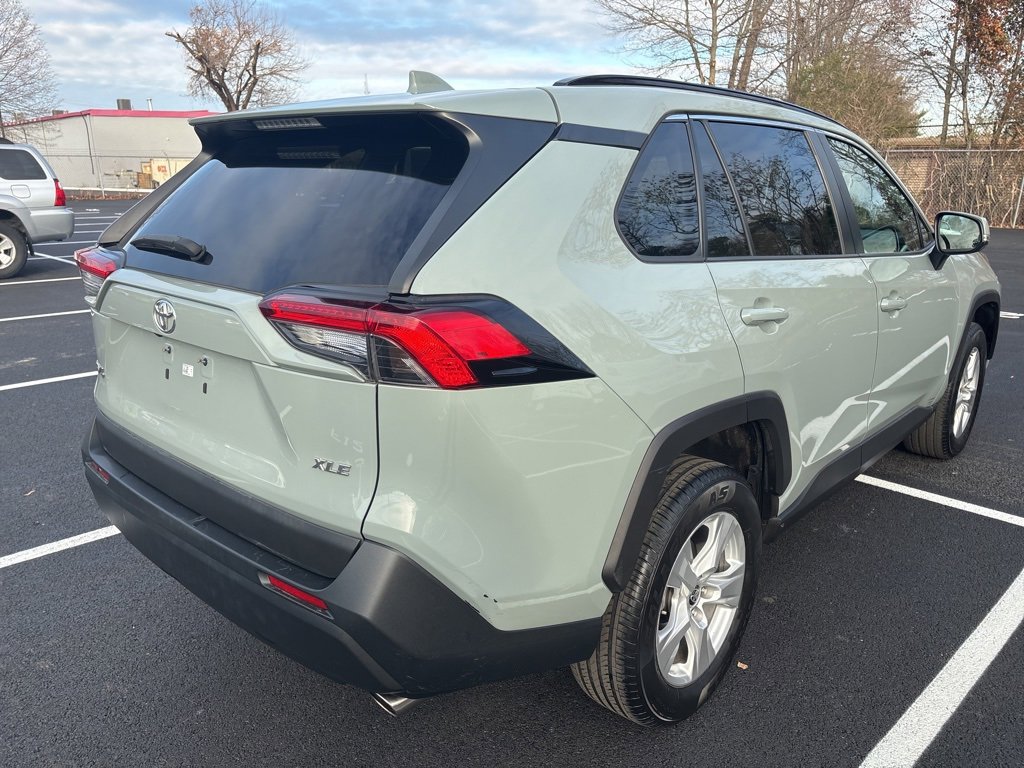 2021 Toyota RAV4 XLE photo 3