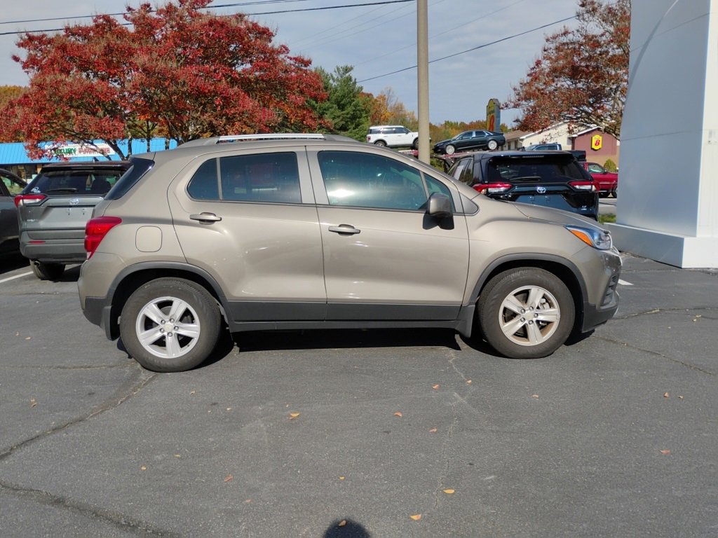 2021 Chevrolet Trax LT photo 2