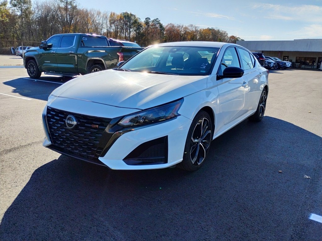 2023 Nissan Altima 2.5 SR photo 4