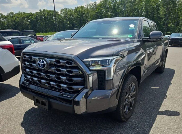 2023 Toyota Tundra Platinum CrewMax photo 2