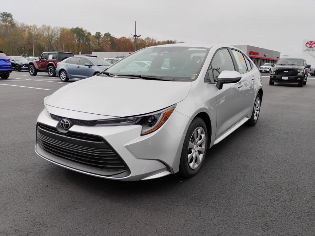 2025 Toyota Corolla LE photo 4