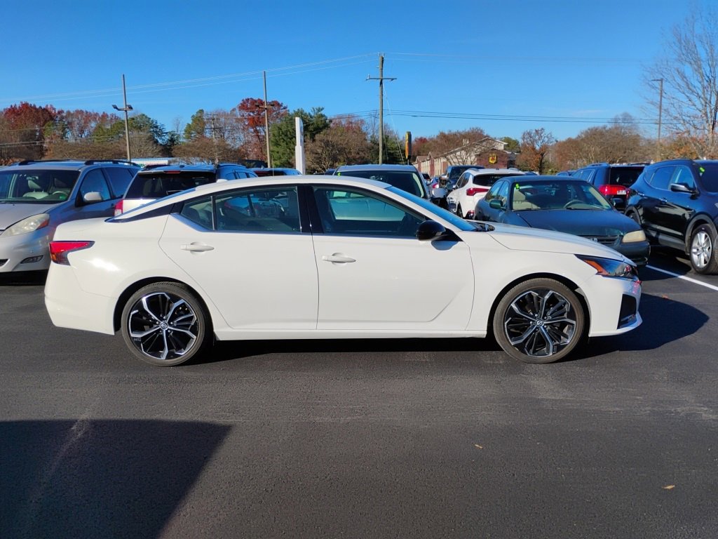 2023 Nissan Altima 2.5 SR photo 2