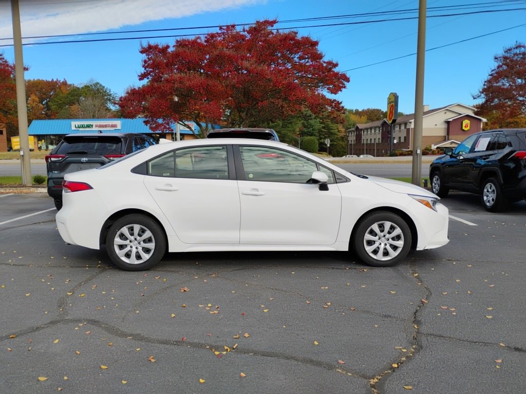 2025 Toyota Corolla LE photo 2