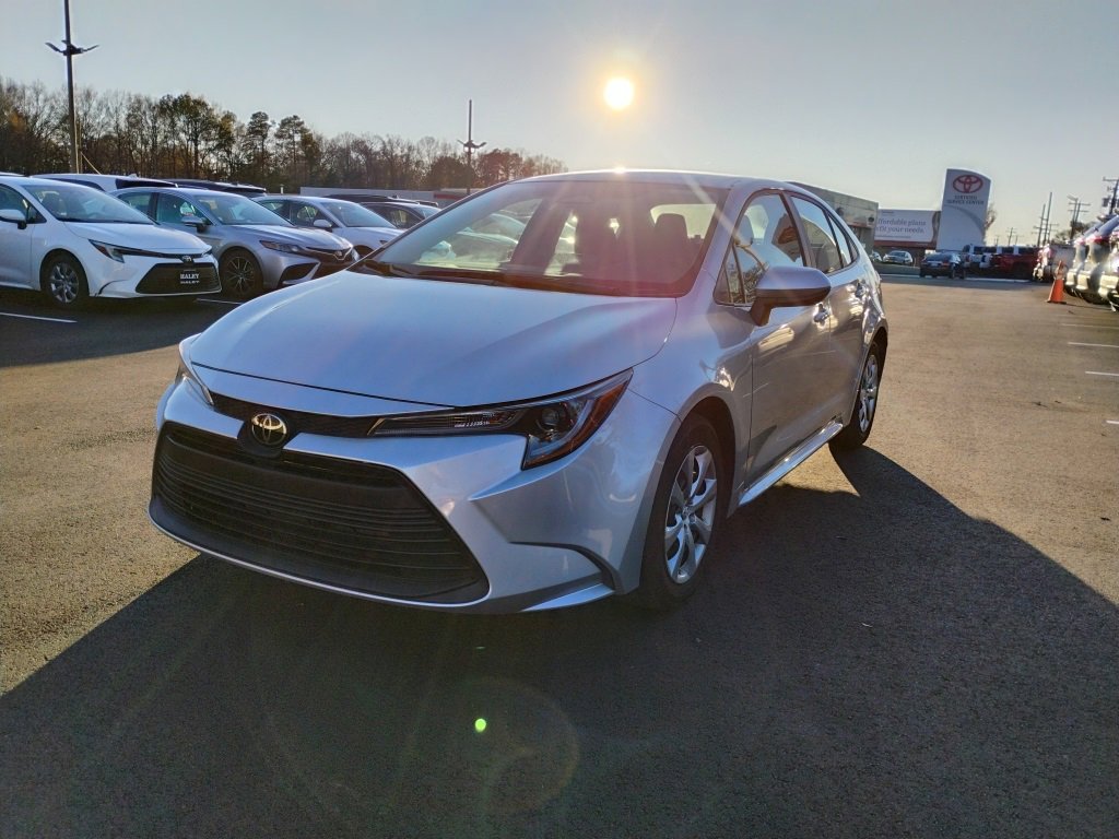 2025 Toyota Corolla LE photo 4