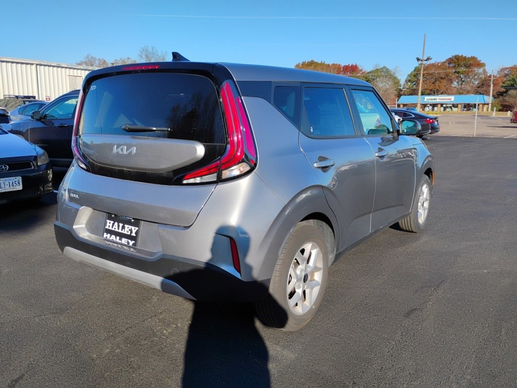 2024 Kia Soul LX photo 3
