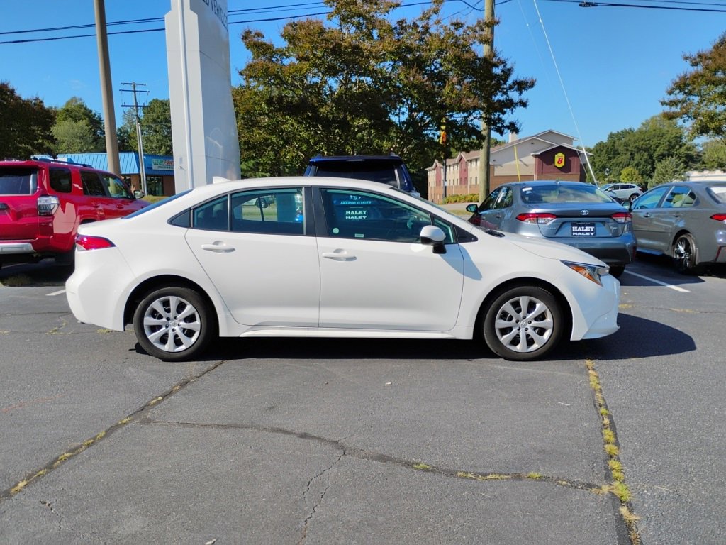 2024 Toyota Corolla LE photo 2