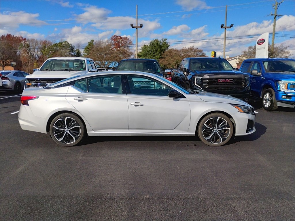 2023 Nissan Altima 2.5 SR photo 2