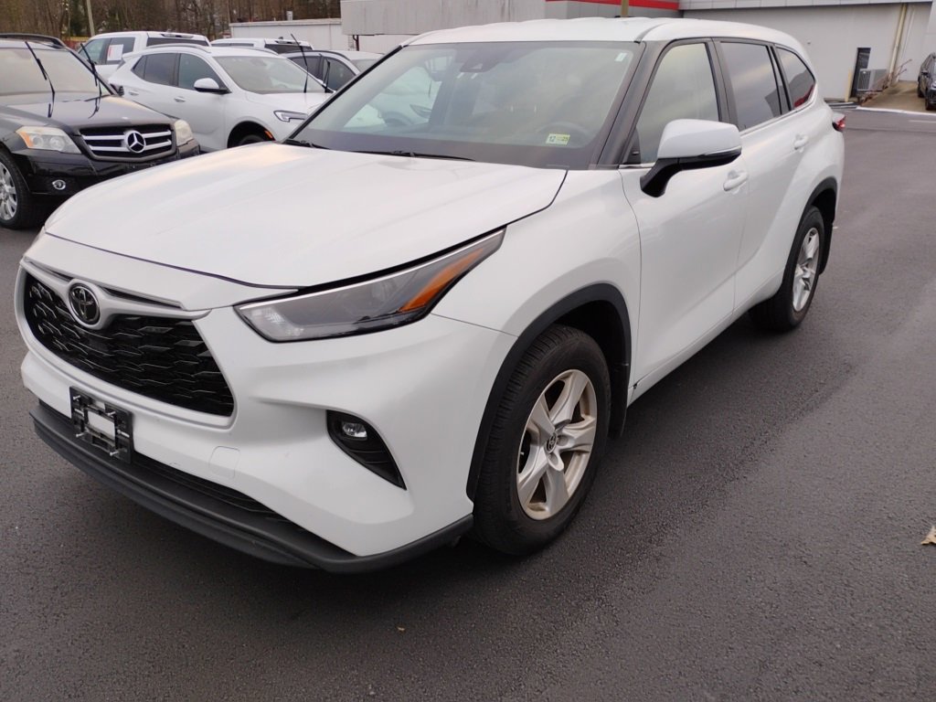 2023 Toyota Highlander LE photo 3