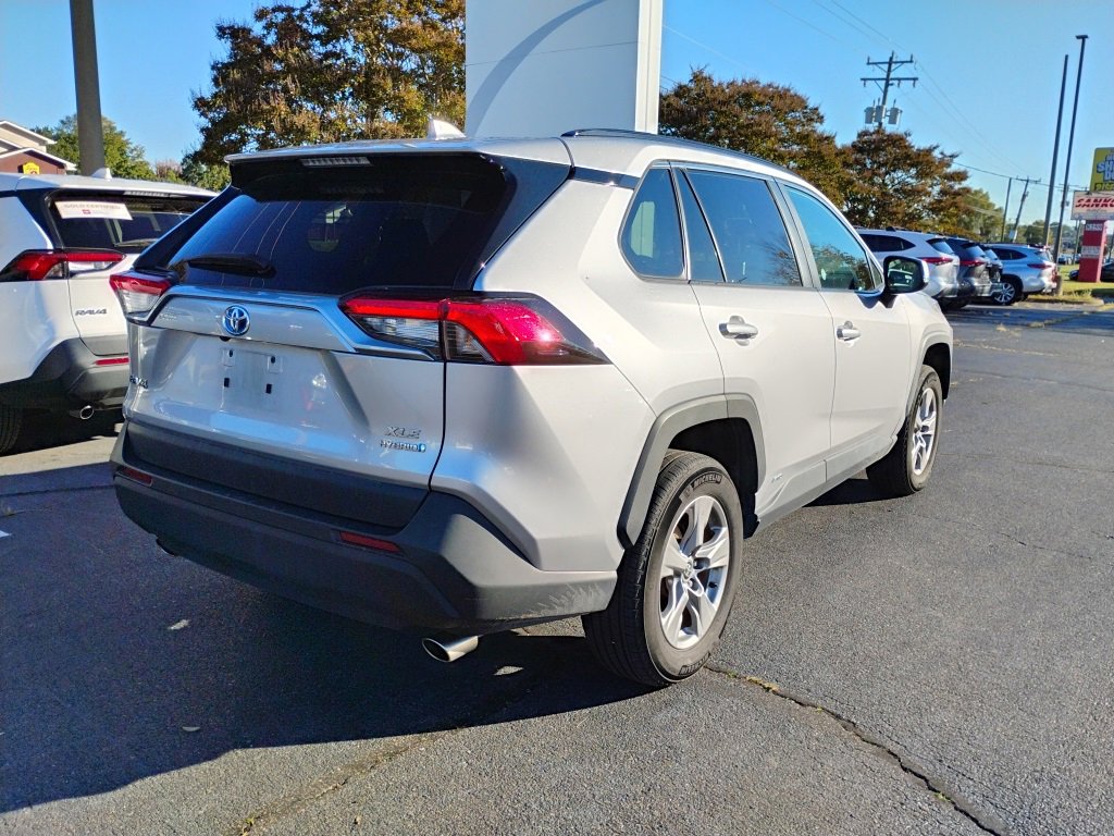 2024 Toyota RAV4 Hybrid XLE photo 2