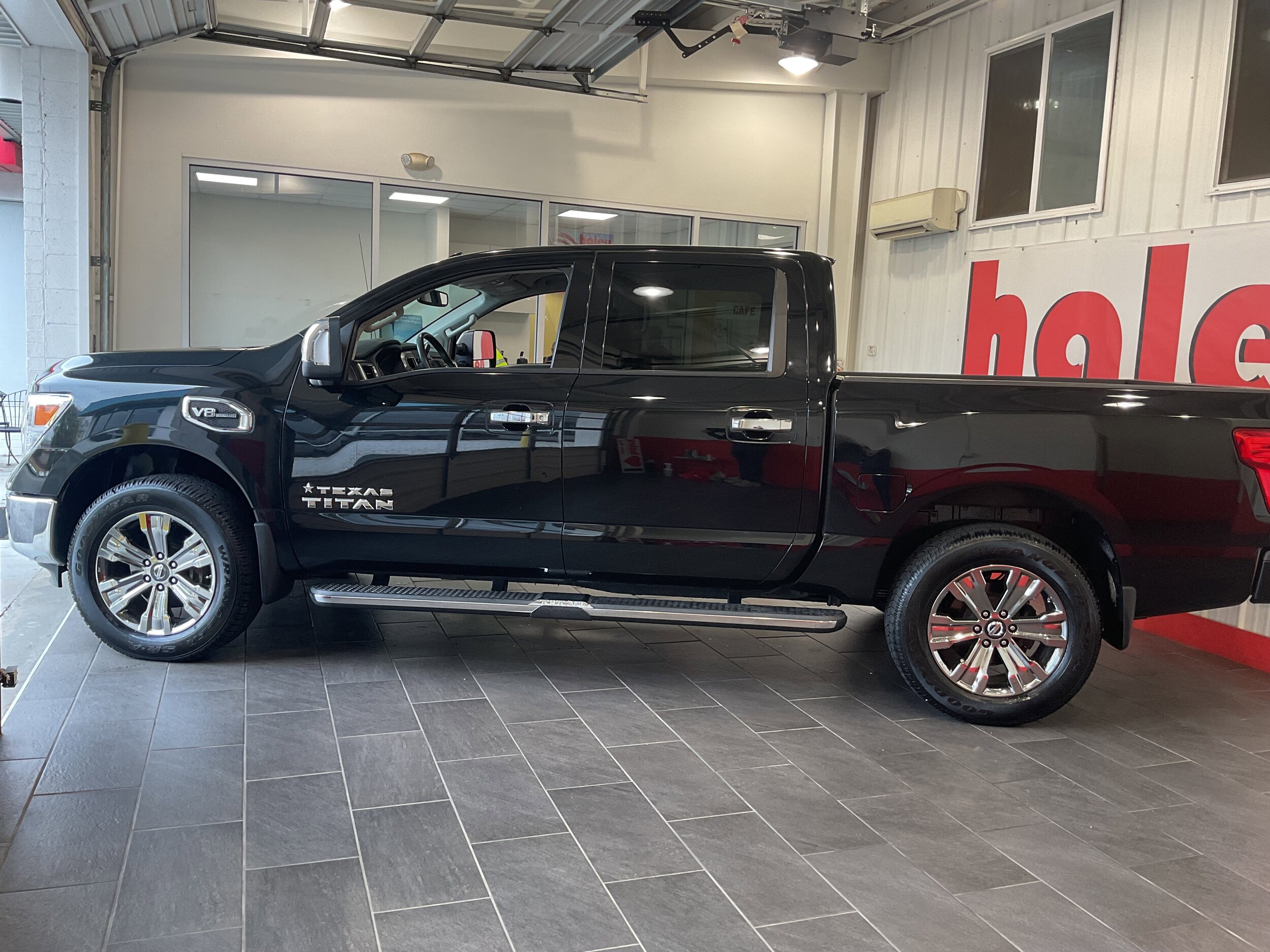 2017 Nissan Titan SL photo 3