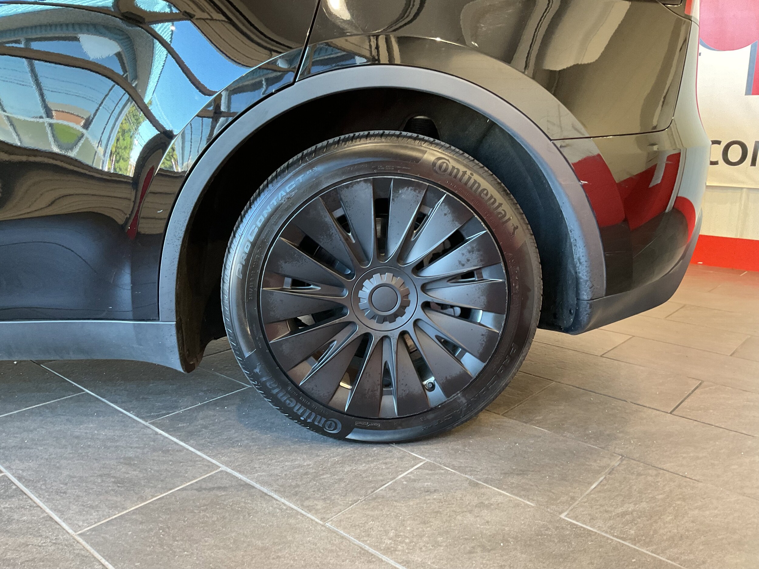 2024 Tesla Model Y Long Range photo 3