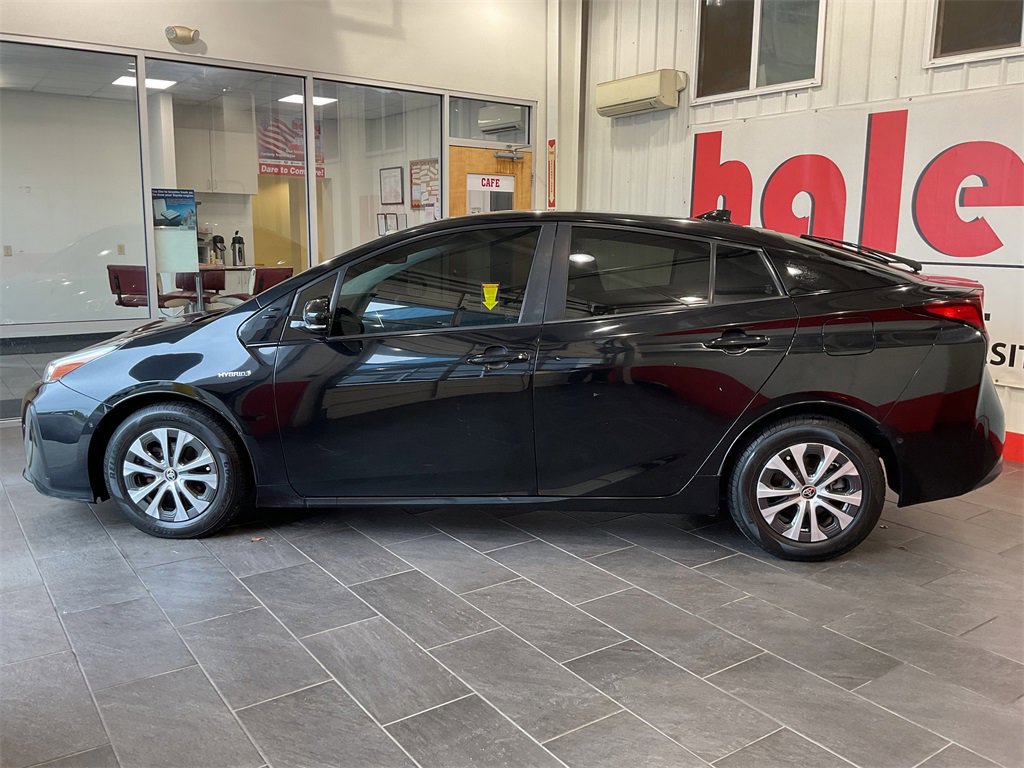 2019 Toyota Prius LE photo 2