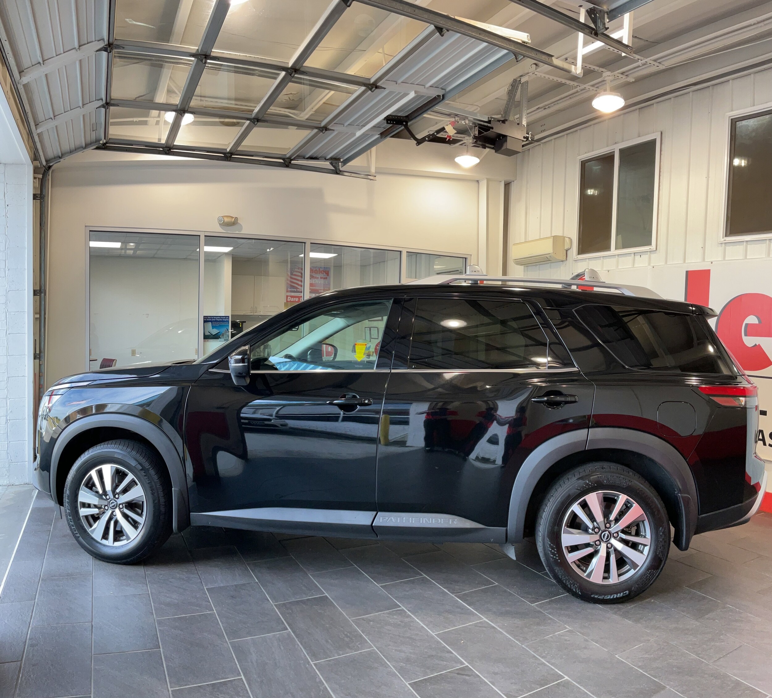 2023 Nissan Pathfinder SL photo 2