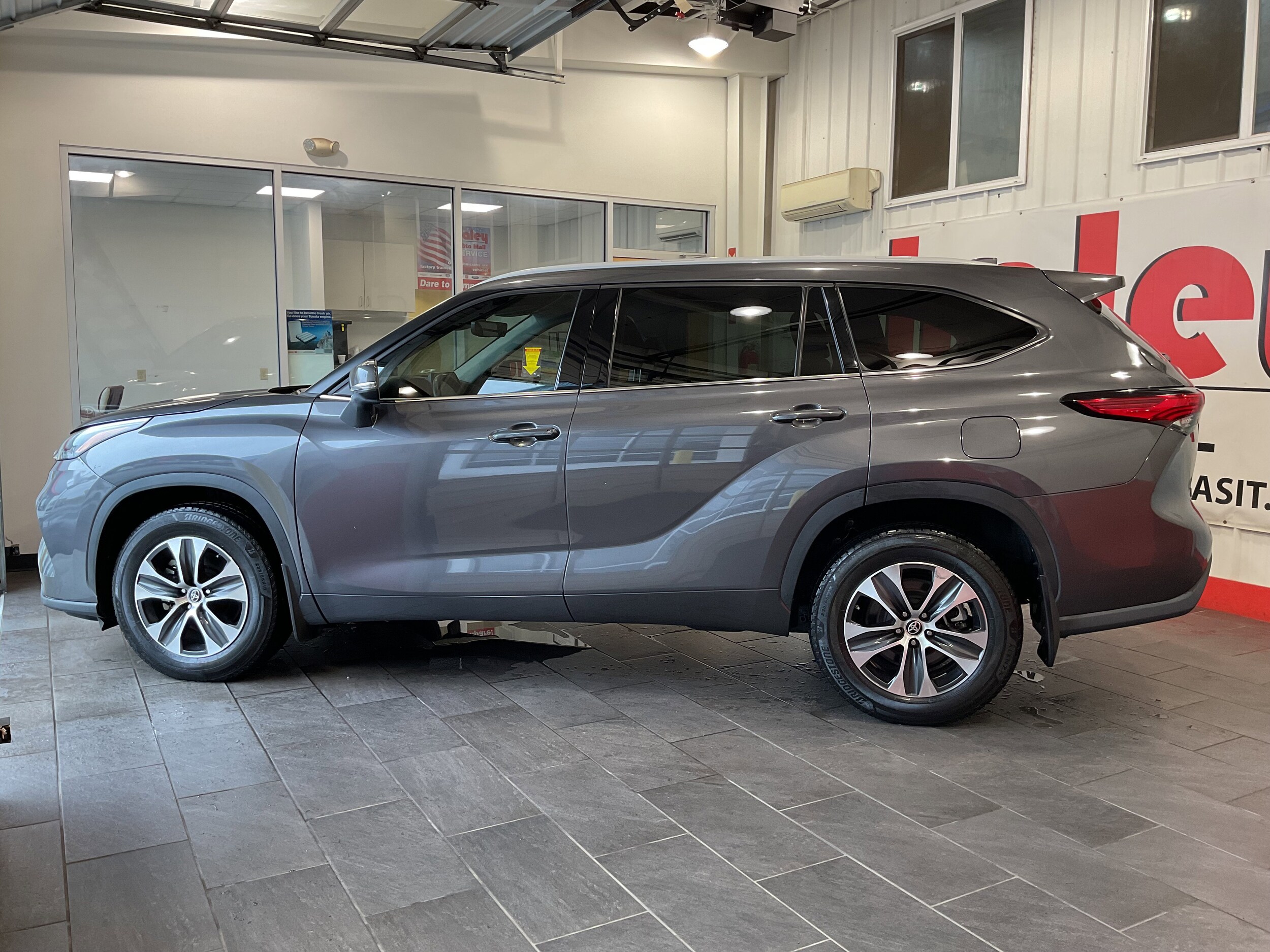 2022 Toyota Highlander XLE photo 2