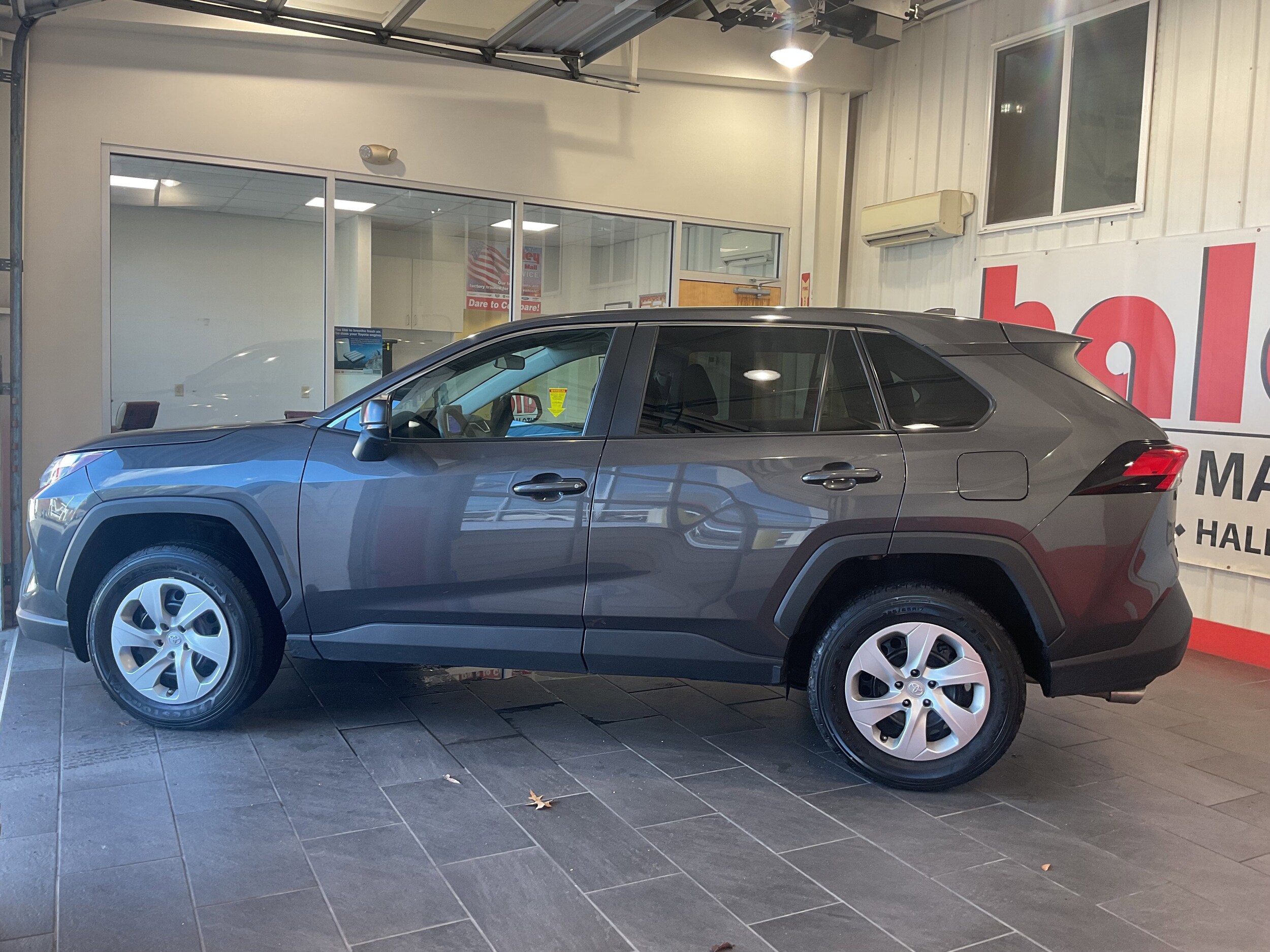 2025 Toyota RAV4 LE photo 4