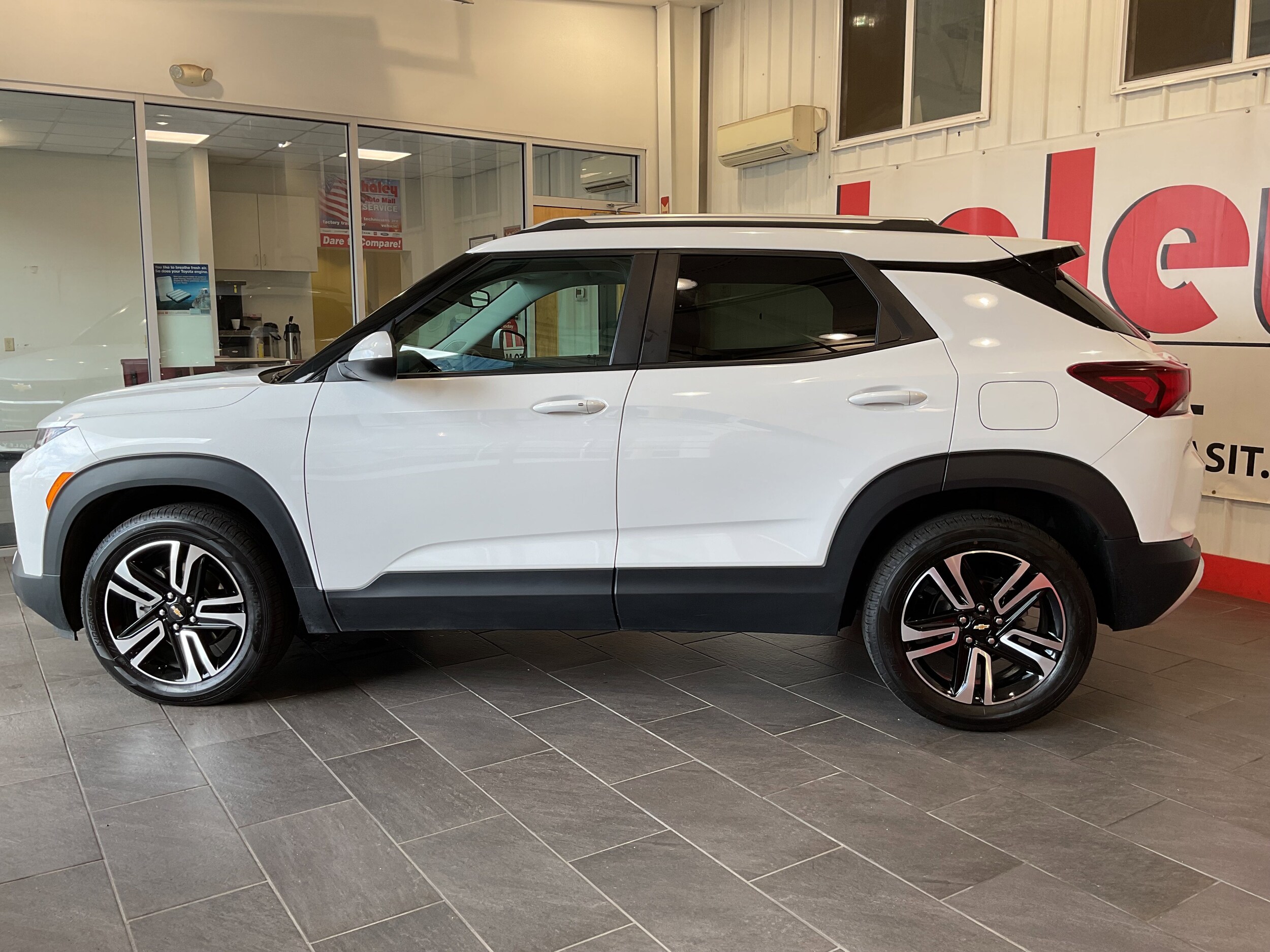2023 Chevrolet Trailblazer LT photo 2