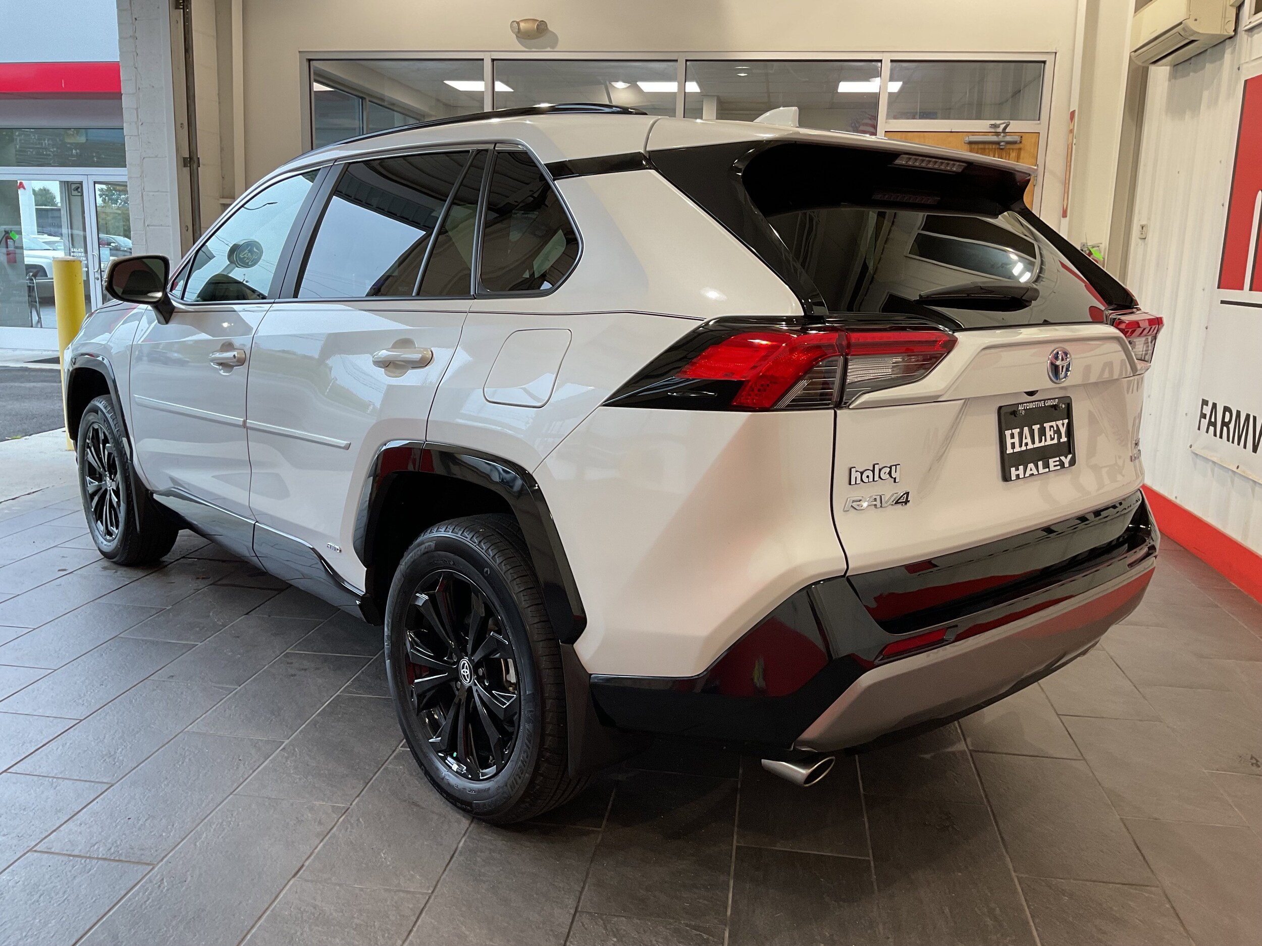 2023 Toyota RAV4 Hybrid SE photo 3