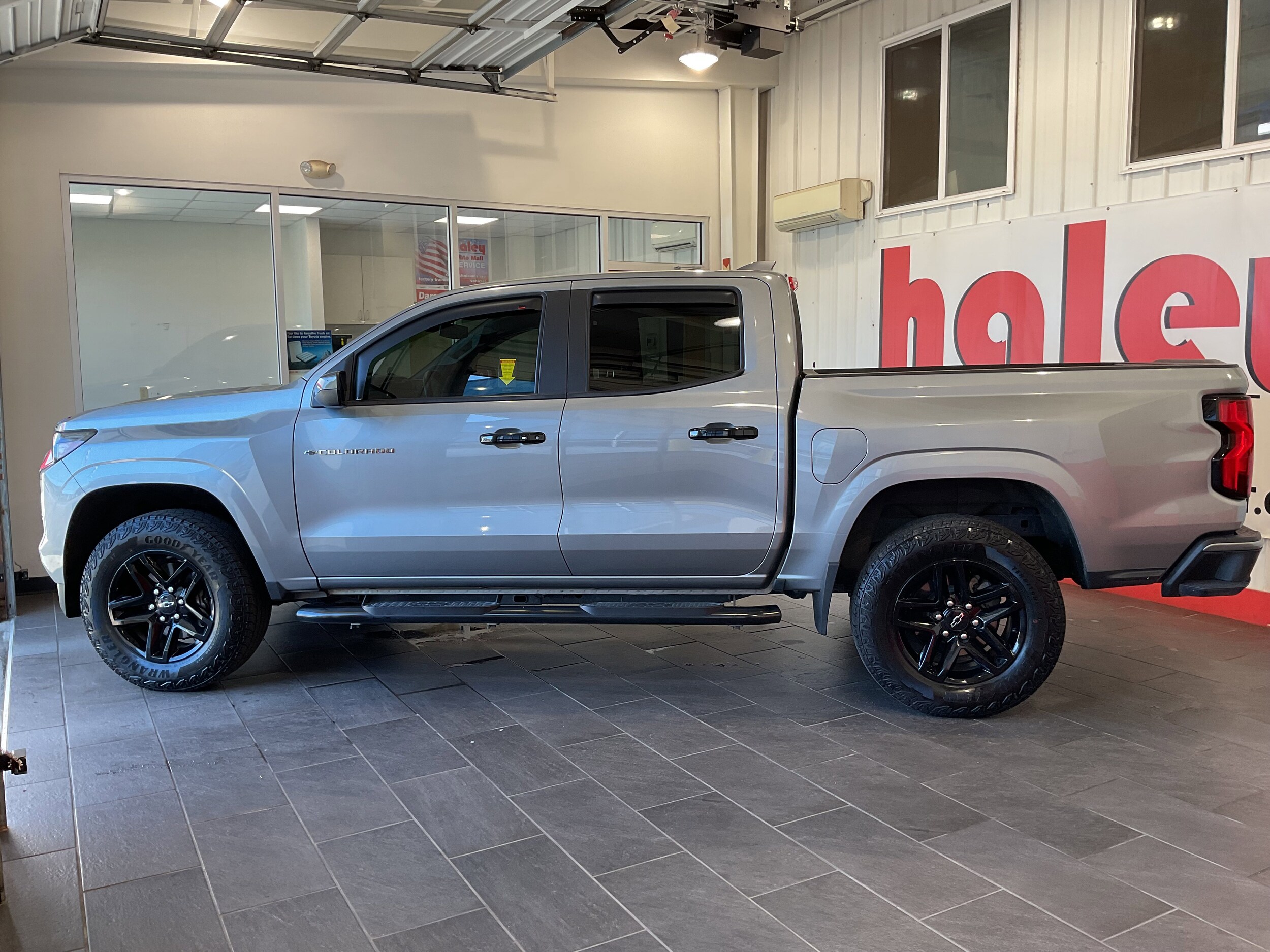2023 Chevrolet Colorado LT photo 2