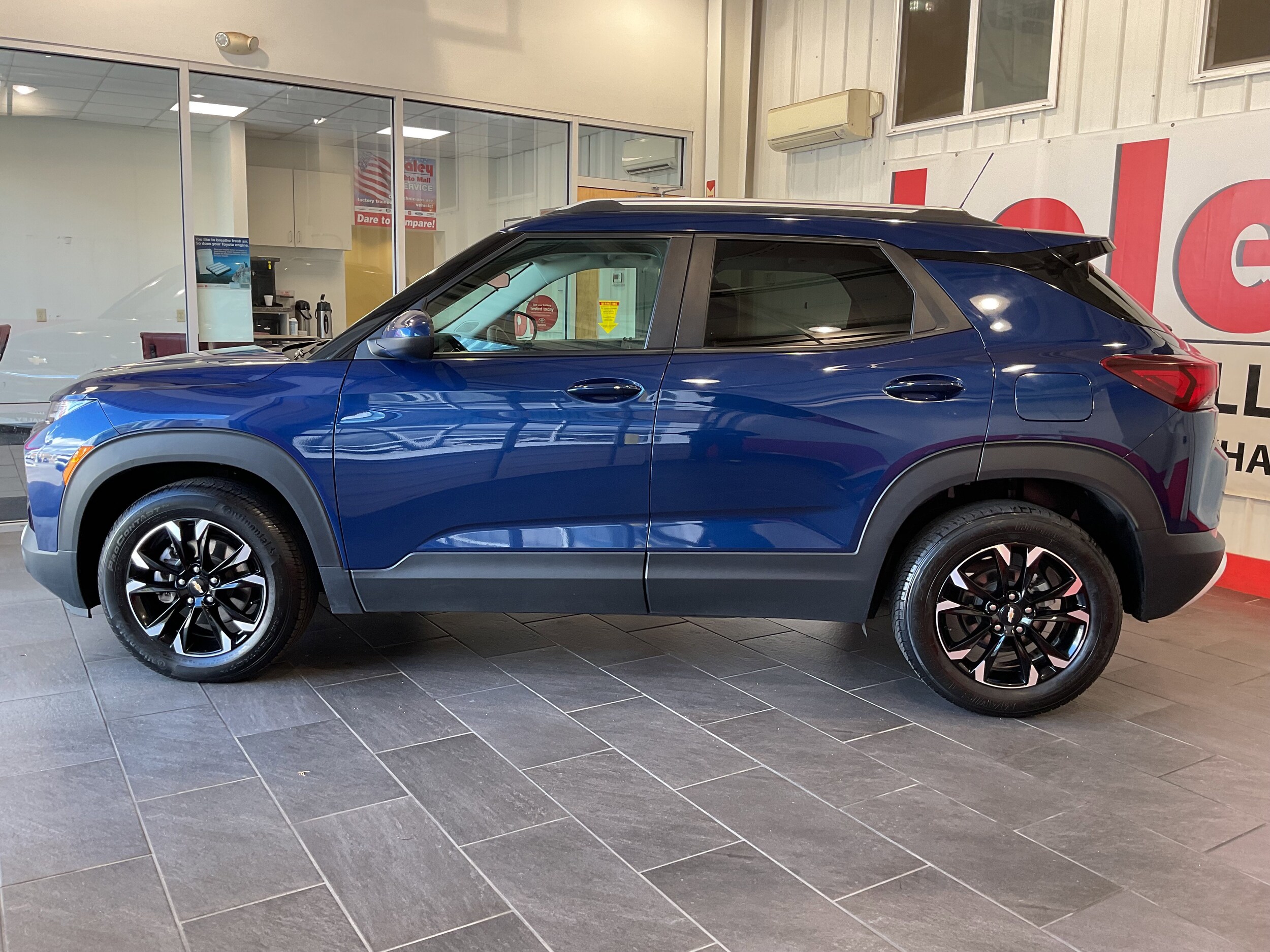 2023 Chevrolet Trailblazer LT photo 2