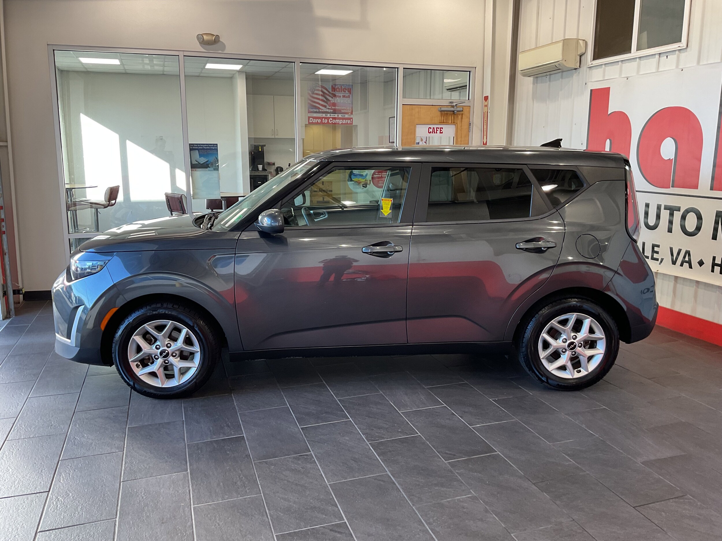 2023 Kia Soul LX photo 2