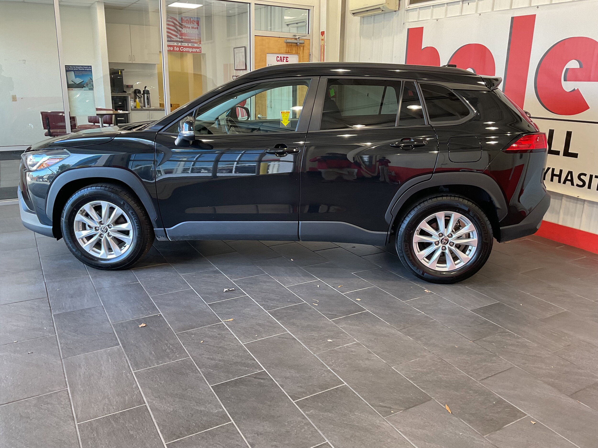 2025 Toyota Corolla Cross LE photo 2