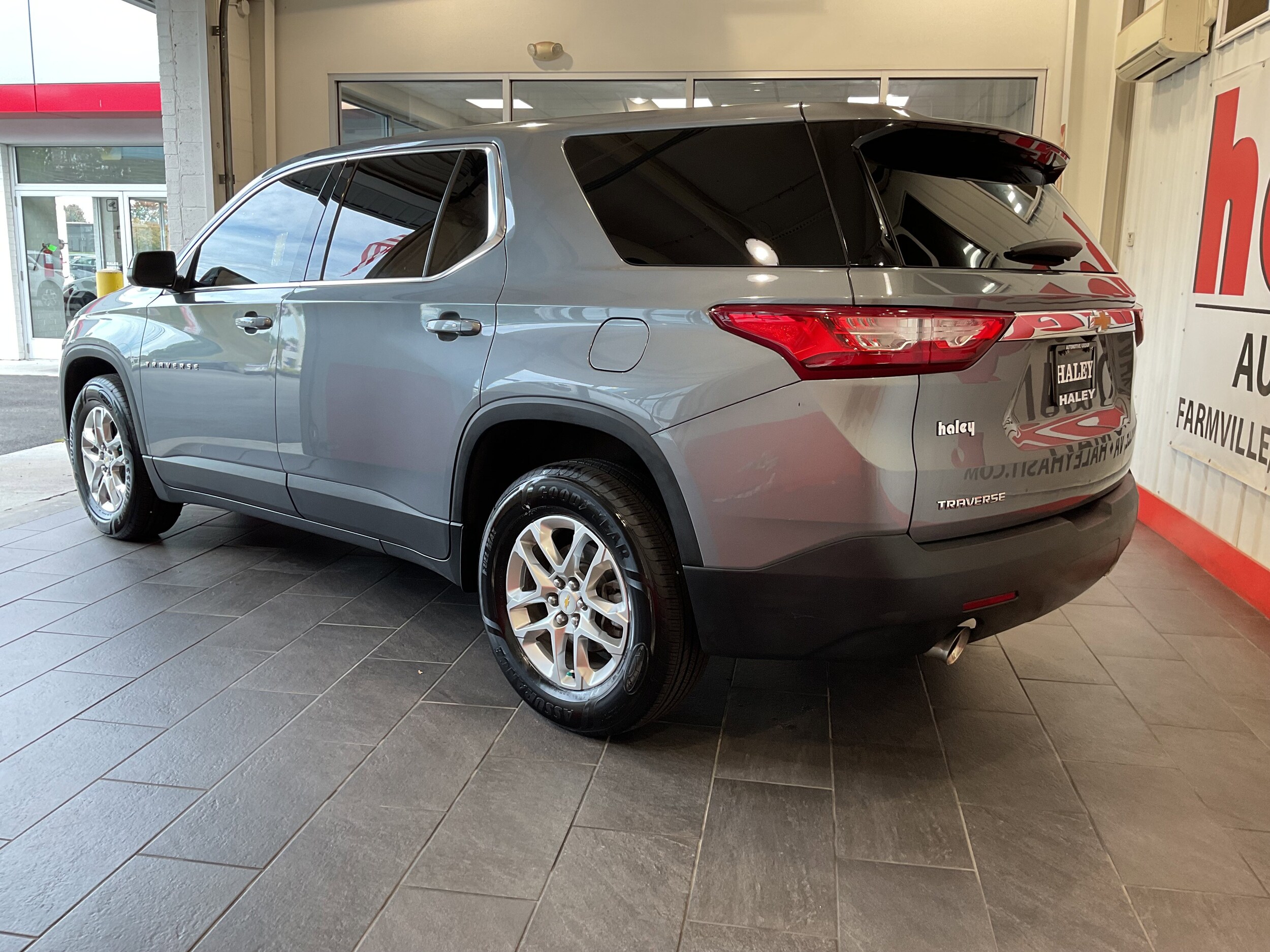 2021 Chevrolet Traverse LS photo 4