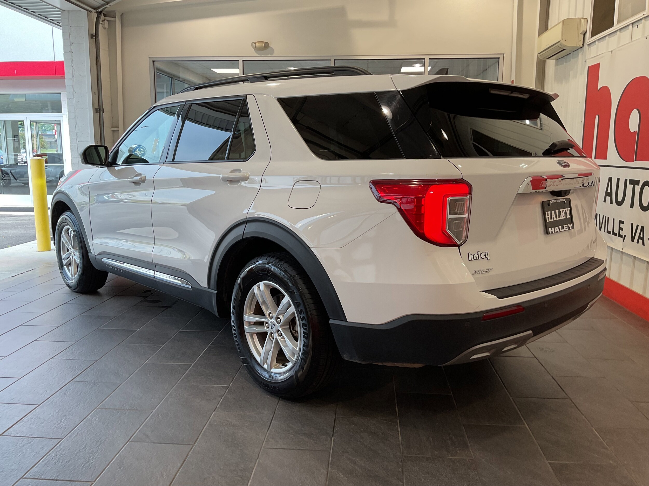 2023 Ford Explorer XLT photo 3
