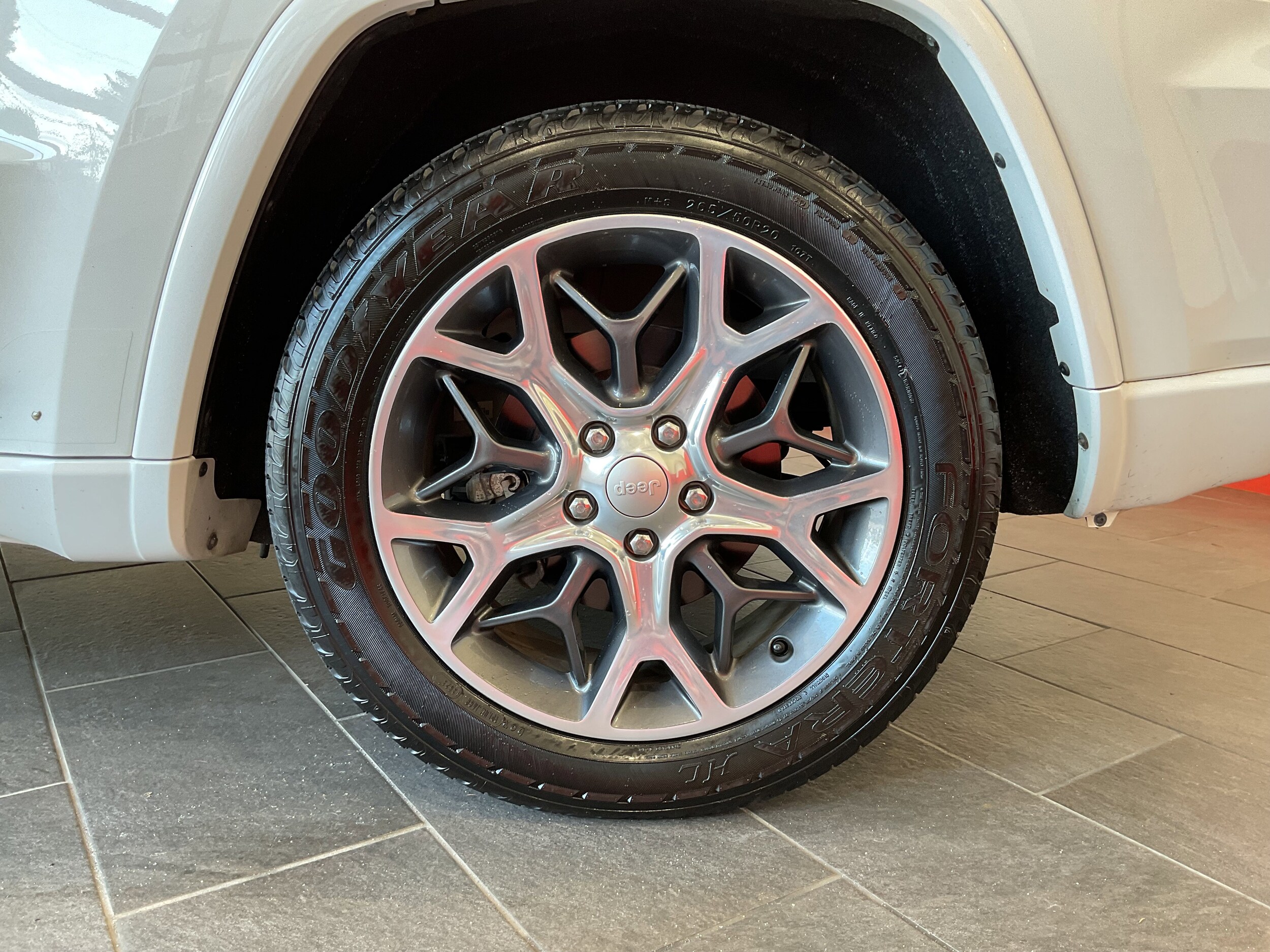 2020 Jeep Grand Cherokee Overland photo 2