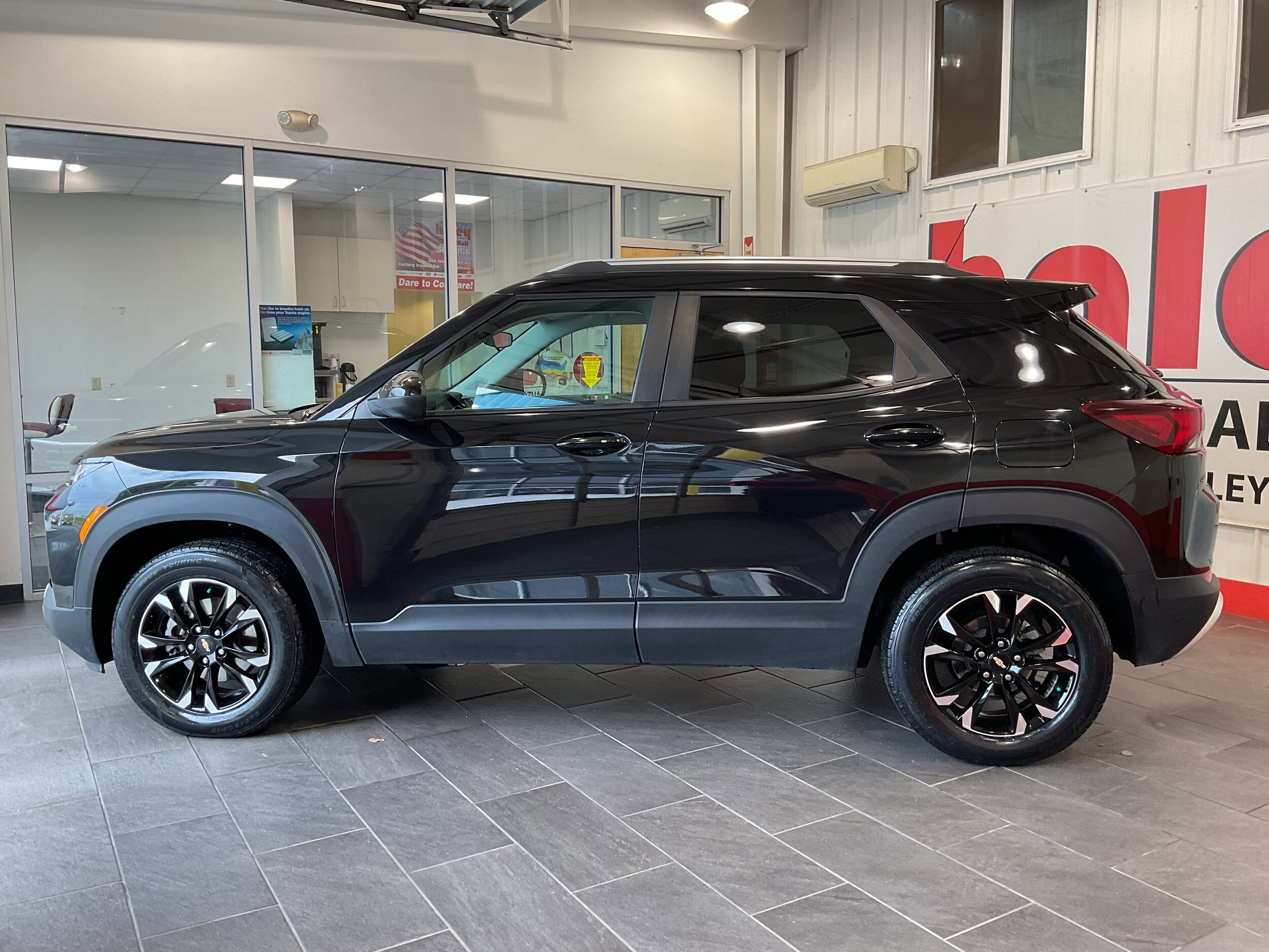 2023 Chevrolet Trailblazer LT photo 2